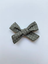 Load image into Gallery viewer, Green Dots Classic Hair Bow
